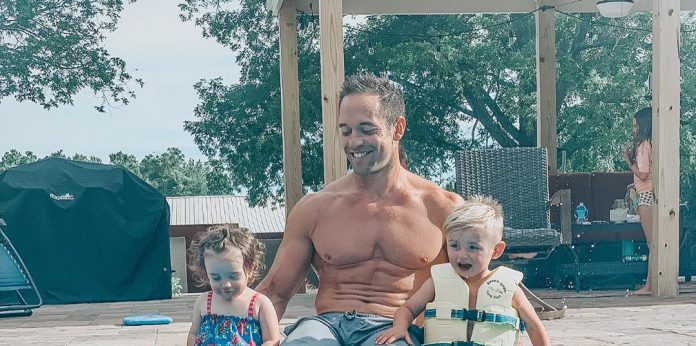 froning-dad Rich Froning and two of his three kids. Photo via Instagram, @hillaryfroning